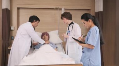 Üniformalı profesyonel doktorlar Asyalı erkek hastayı steteskopla kontrol ediyor, hastane koğuşundaki yatağında ilaç tedavisi görüyor, tıbbi klinik, kanser muayenesi....