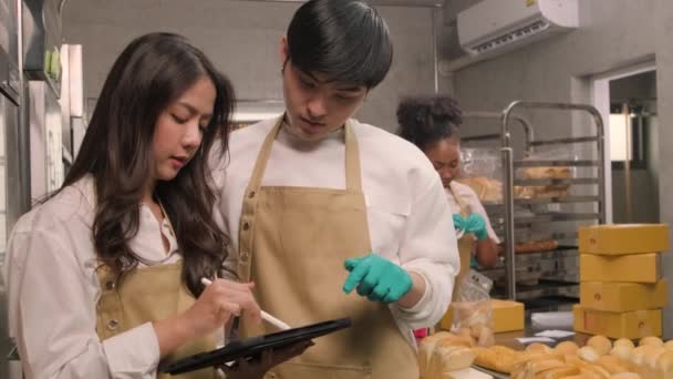 Tres Jóvenes Amigos Socios Startup Masa Pan Alimentos Pastelería Ocupados — Vídeos de Stock