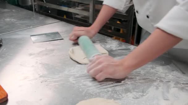 Şefin Elini Kapayarak Önlüklü Beyaz Aşçı Üniformalarıyla Hamur Işlerini Rulo — Stok video