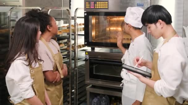 Kıdemli Asyalı Erkek Aşçılık Öğrenim Kursu Şefi Paslanmaz Çelik Mutfakta — Stok video
