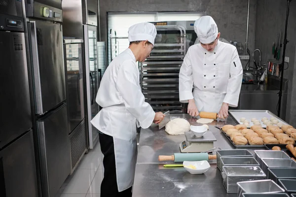 Due Cuochi Asiatici Professionisti Sesso Maschile Uniformi Bianche Cuoco Grembiuli — Foto Stock