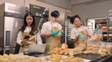 Üç genç arkadaş ve ekmek hamuru ve hamur işleriyle meşgul olan başlangıç partnerleri çevrimiçi yemek yaparken, paketlerken ve pastane, küçük işletme girişimcileri,.