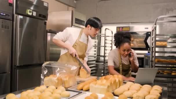 Dva Mladí Přátelé Startup Partneři Chleba Těsto Pečivo Potravin Zaneprázdněn — Stock video