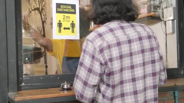 Afro Amerikaanse Vrouwelijke Barista Met Gezichtsmasker Werkt Het Café Met — Stockvideo