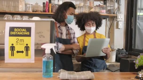 Zwei Junge Café Barista Partner Und Unternehmer Arbeiten Mit Gesichtsmaske — Stockvideo