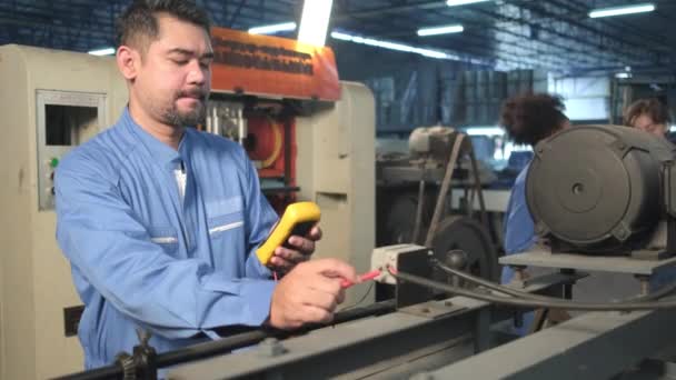 Professioneller Männlicher Asiatischer Industrieingenieur Sicherheitsuniformen Arbeitet Mit Arbeiterinnen Indem Die — Stockvideo