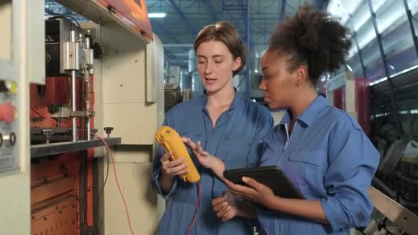 Dos Trabajadoras Profesionales Ingeniería Uniformes Seguridad Trabajan Inspeccionando Corriente Voltaje — Vídeos de Stock