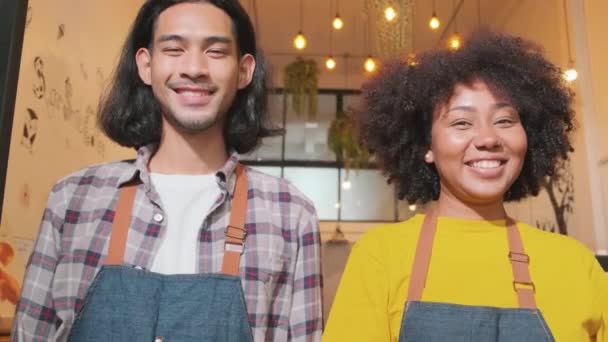 Två Unga Start Barista Partner Med Förkläden Stå Vid Casual — Stockvideo