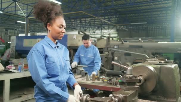 Professionell Ung Kvinnlig Industriingenjör Arbetar Säkerhetsuniform Med Precisionsverktyg För Metallarbeten — Stockvideo
