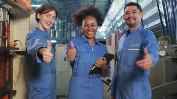 Muntre Multiraciale Industri Arbejdere Sikkerhed Uniformer Slappe Grine Tommelfingre Sammen – Stock-video