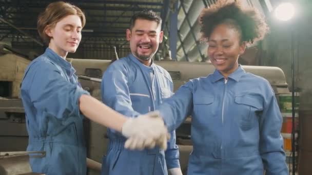 Trabalhadores Indústria Multirracial Uniformes Segurança Colaborar Com Unidade Dar Mãos — Vídeo de Stock