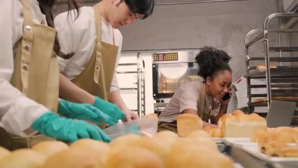 Tři Mladí Přátelé Startup Partneři Chleba Těsto Pečivo Potravin Zaneprázdněn — Stock video