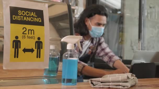 Pembersih Alkohol Untuk Perlindungan Kesehatan Kafe Barista Pria Asia Bertopeng — Stok Video