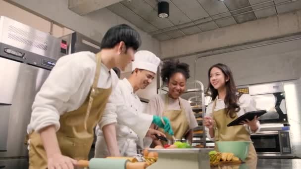 Hobby Cuisine Cursus Senior Mannelijke Chef Kok Kokkin Uniform Leert — Stockvideo