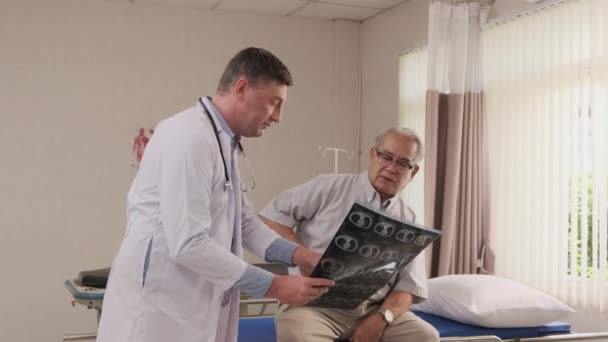 Médico Masculino Caucasiano Cheques Saúde Uniformes Doença Paciente Sênior Diagnóstico — Vídeo de Stock