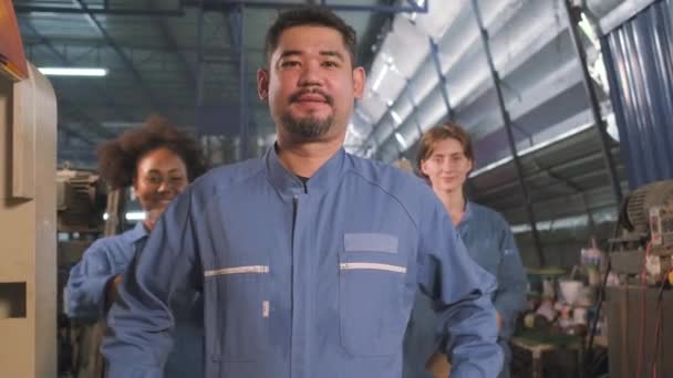 Multiracial Industry Workers Safety Uniforms Collaborate Unity Arms Crossed Express — Stock Video