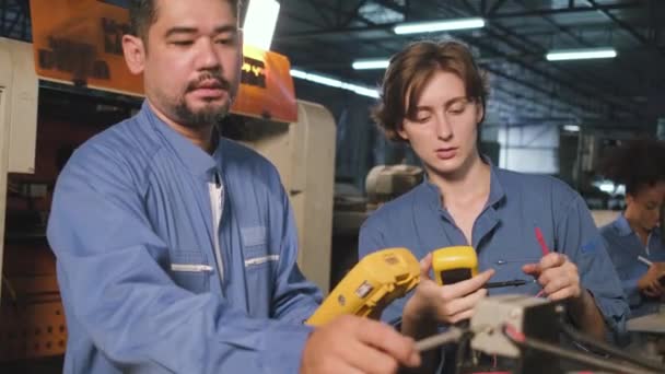 Trabalhadoras Asiáticas Engenharia Masculina Branca Uniformes Segurança Trabalham Inspecionando Corrente — Vídeo de Stock