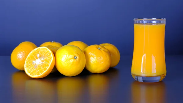 면밀하고 스튜디오 오렌지 배경에 자연의 오렌지 유기농 건강에 맛있는 비타민 — 스톡 사진