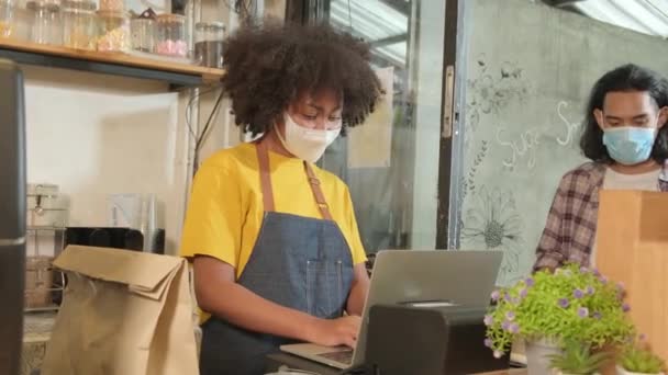 마스크를 카페에서 일하는 아프리카 미국인 바리스타 고객을 Covid 라이프 스타일의 — 비디오