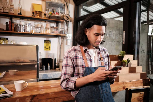 Cabello Largo Guapo Asiático Hombre Startup Barista Con Delantal Encuentra — Foto de Stock