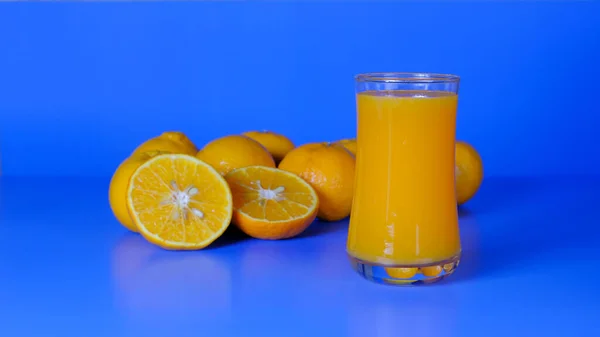 Крупним Планом Яскравий Студійний Знімок Склянка Апельсинового Соку Група Натуральних — стокове фото