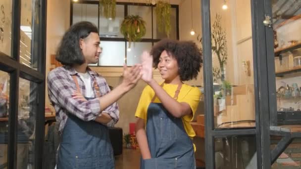 Dua Mitra Barista Pemula Dengan Celemek Berdiri Pintu Kafe Kasual — Stok Video