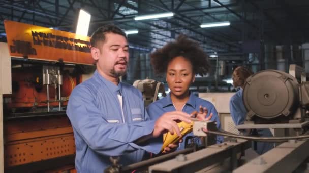 Asijští Muži Ženy Afroameričtí Inženýři Bezpečnostní Uniformě Pracují Kontrolou Napěťového — Stock video