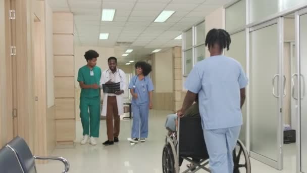 Group Practitioners Team Professional Black Male Doctor Medical Students Walk — Vídeo de Stock