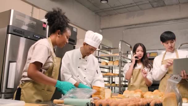 Vedoucí Týmu Zaměstnanců Kteří Dělají Chleba Těsto Pečivo Potraviny Jsou — Stock video