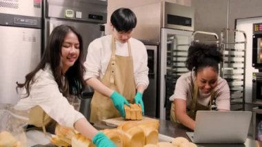 Üç genç arkadaş ve ekmek hamuru ve hamur işleriyle meşgul olan başlangıç partnerleri çevrimiçi yemek yaparken, paketlerken ve pastane, küçük işletme girişimcileri,.