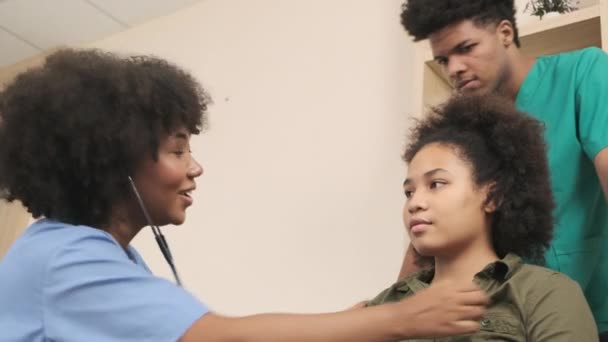 Ung Afroamerikansk Kvinnlig Läkare Med Stetoskop Uniform Kontrollerar Skada Patient — Stockvideo