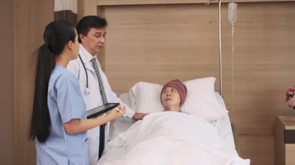 Professionele Artsen Team Uniforme Gezondheidscontrole Aziatische Herstel Mannelijke Patiënt Door — Stockvideo
