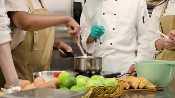 Curso Culinária Hobby Close Chef Sênior Masculino Uniforme Cozinheiro Ensina — Vídeo de Stock