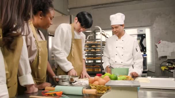 Curso Cocina Chef Masculino Senior Uniforme Cocinero Enseña Los Jóvenes — Vídeos de Stock