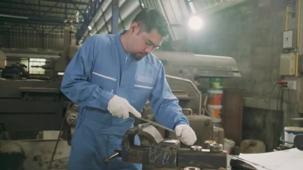 Ein Professioneller Asiatischer Industrieingenieur Arbeitet Einer Sicherheitsuniform Mit Metallverarbeitenden Präzisionswerkzeugen — Stockvideo