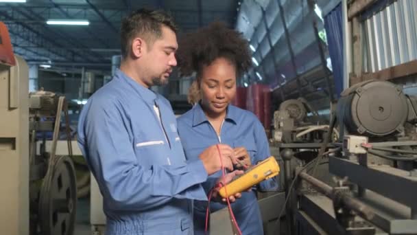 Asijští Muži Ženy Afroameričtí Inženýři Bezpečnostní Uniformě Pracují Kontrolou Napěťového — Stock video
