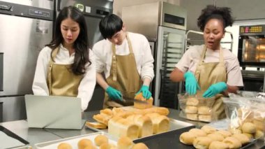 Üç genç arkadaş ve ekmek hamuru ve hamur işleriyle meşgul olan başlangıç partnerleri çevrimiçi yemek yaparken, paketlerken ve pastane, küçük işletme girişimcileri,.