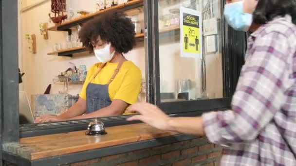 Afro Amerikaanse Vrouwelijke Barista Met Gezichtsmasker Werkt Het Café Met — Stockvideo