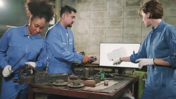 Drei Multiethnische Professionelle Industrietechniker Teams Sicherheitsuniformen Diskutieren Mit Mechanischer Zeichnung — Stockvideo