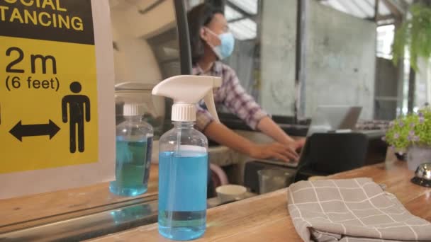 Desinfetante Álcool Para Proteção Saudável Café Barista Masculino Asiático Máscara — Vídeo de Stock