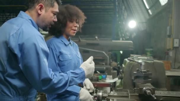 Zwei Professionelle Industrieingenieure Arbeiten Schutzanzügen Mit Metallverarbeitenden Präzisionswerkzeugen Mechanischen Drehmaschinen — Stockvideo
