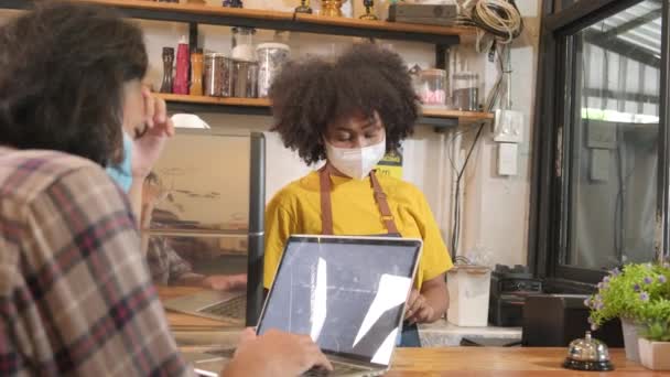 Zwei Junge Café Barista Partner Und Unternehmer Arbeiten Mit Gesichtsmaske — Stockvideo