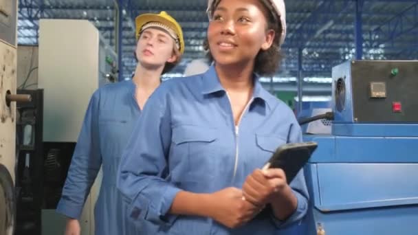 ハード帽子と安全制服の多人種専門産業エンジニアチームは 機械製造工場 電気サービス職業で機械制御パネルを検査し 点検し 維持する — ストック動画