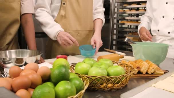 Negli Scatti Ravvicinati Classe Corso Culinario Uno Studente Chef Uniforme — Video Stock