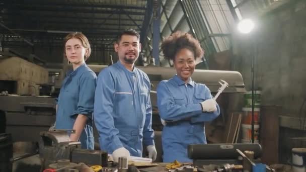 Travailleurs Multiraciaux Industrie Uniformes Sécurité Collaborent Avec Unité Les Bras — Video