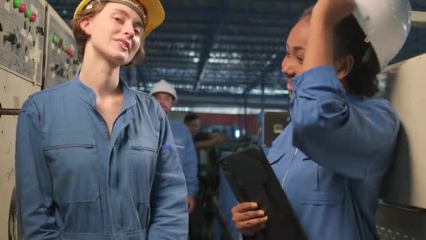 多人種のプロのエンジニアの労働者チームは 仕事の後にハード帽子を脱いで 業界の製造工場で明るい笑顔と肯定的な表現でカメラを見て 幸せな技術者の義務 — ストック動画