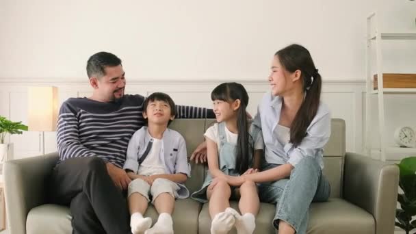 Portrait Asian Thai Family Adult Dad Mum Little Children Happiness — ストック動画