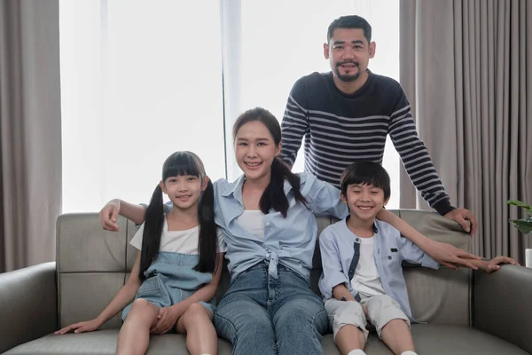 Portrait Asian Thai Family Adult Dad Mum Little Children Happiness — стокове фото