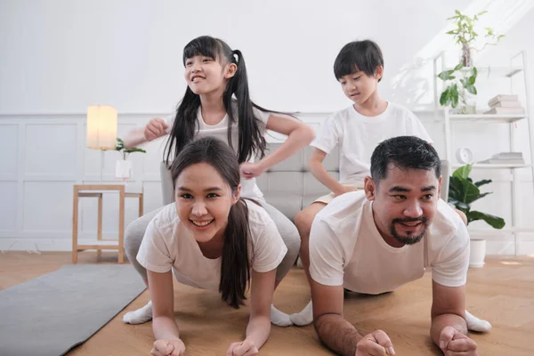 Счастливое Благополучие Азиатская Тайская Семья Дети Играют Дразнят Своих Родителей — стоковое фото