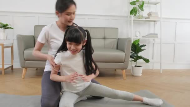 Young Asian Thai Mother Lovely Trains Her Little Daughter Exercise — Vídeo de stock